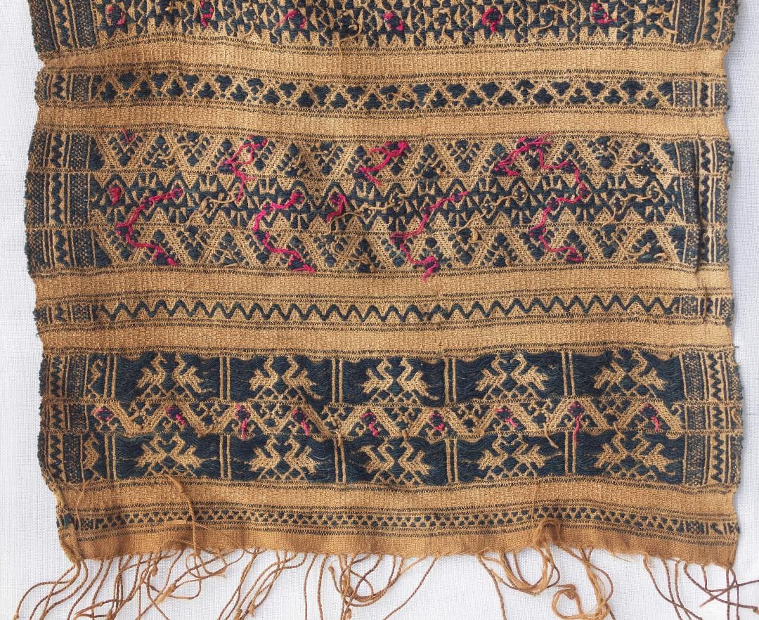 中国南部貴州省トン族の茶・黒の布に鳥や山形モチーフ、赤と茶で菱形と十字の刺繍古布