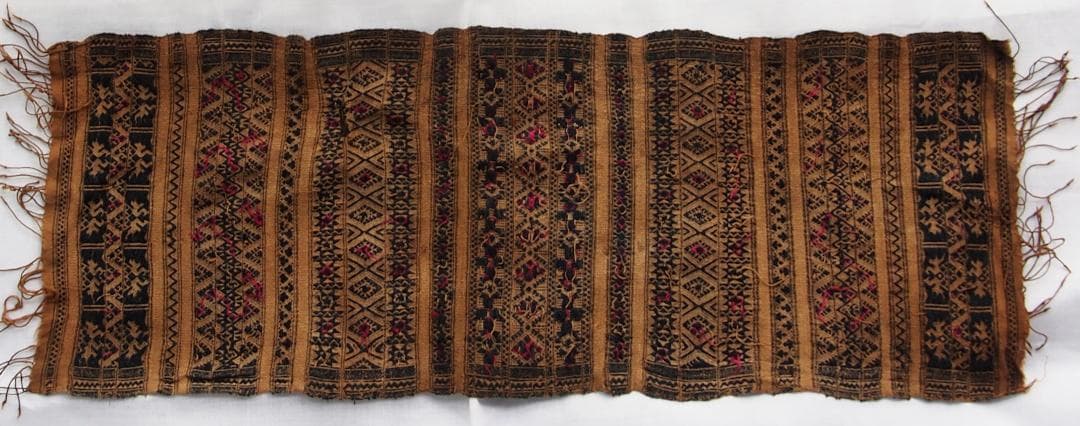 中国南部貴州省トン族の茶・黒の布に鳥や山形モチーフ、赤と茶で菱形と十字の刺繍古布