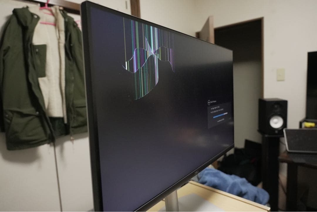 DELL ディスプレイ 画面にひび割れあり