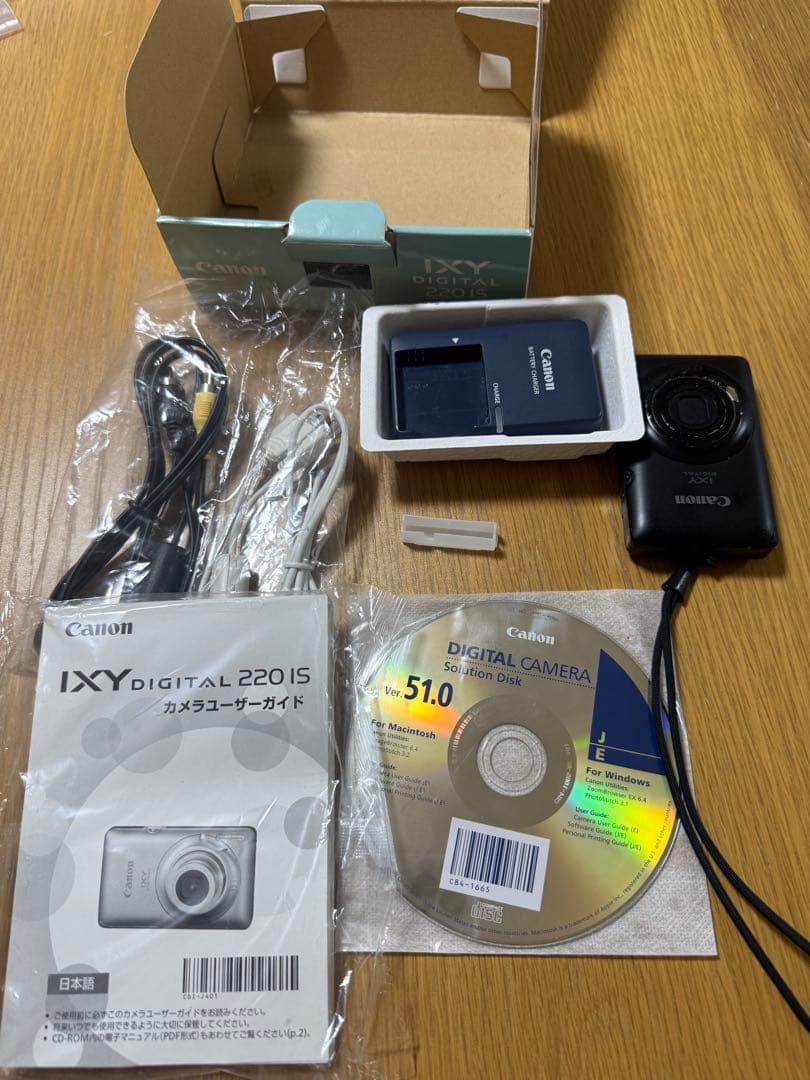 Canon IXY DIGITAL 220 IS 本体と付属品