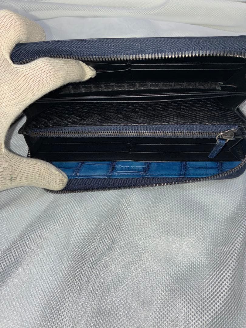 池田工芸最強の勝ち色“藍染めクロコダイル2頭仕立て極上の濃淡を味わう「守護財布」