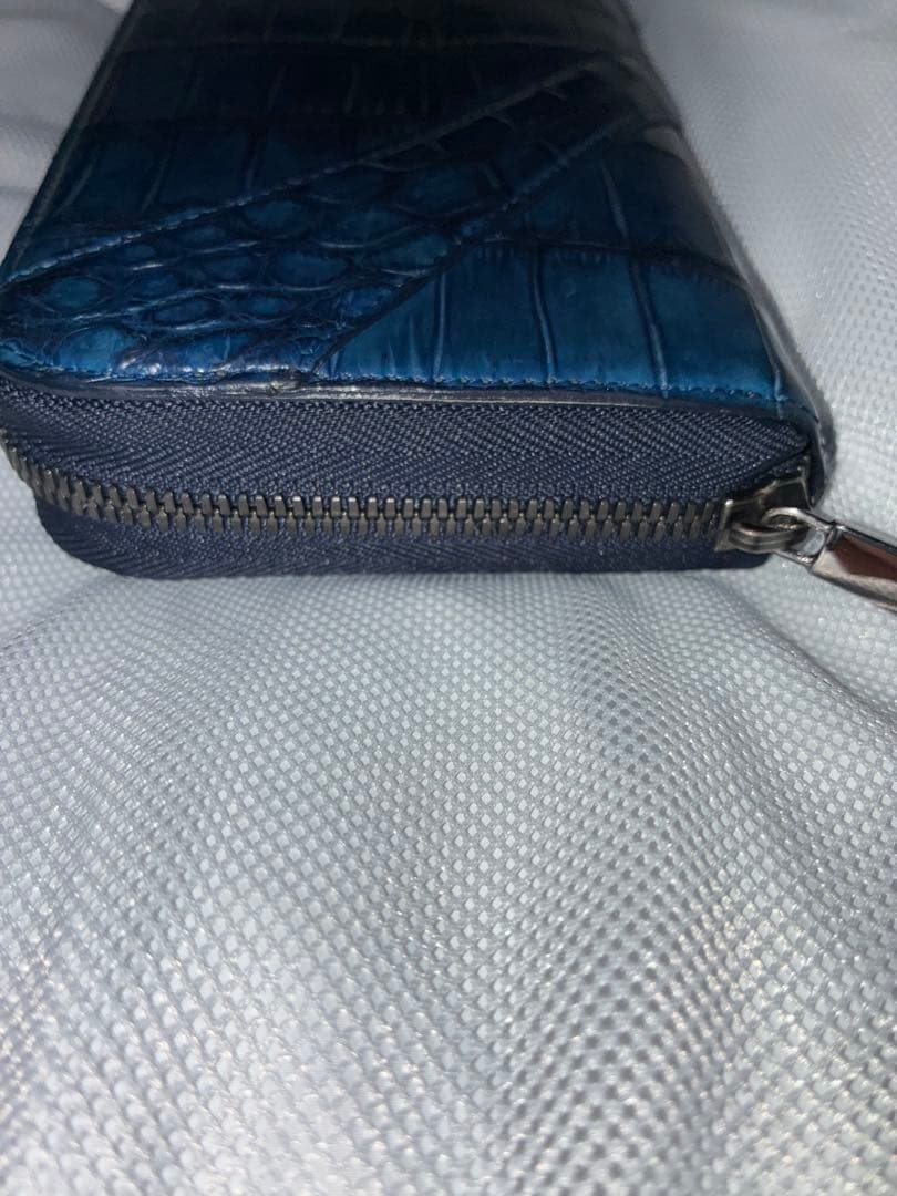 池田工芸最強の勝ち色“藍染めクロコダイル2頭仕立て極上の濃淡を味わう「守護財布」
