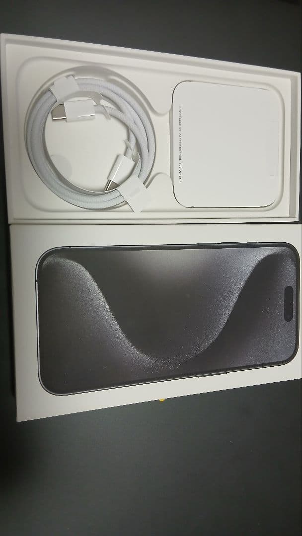 Apple iPhone 15 Pro 本体　ブラックチタニウム