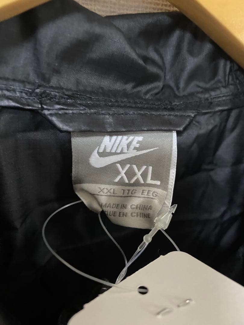 新品未使用 Nike ナイロンジャケット パーカー スウッシュロゴ　黒金 XXL