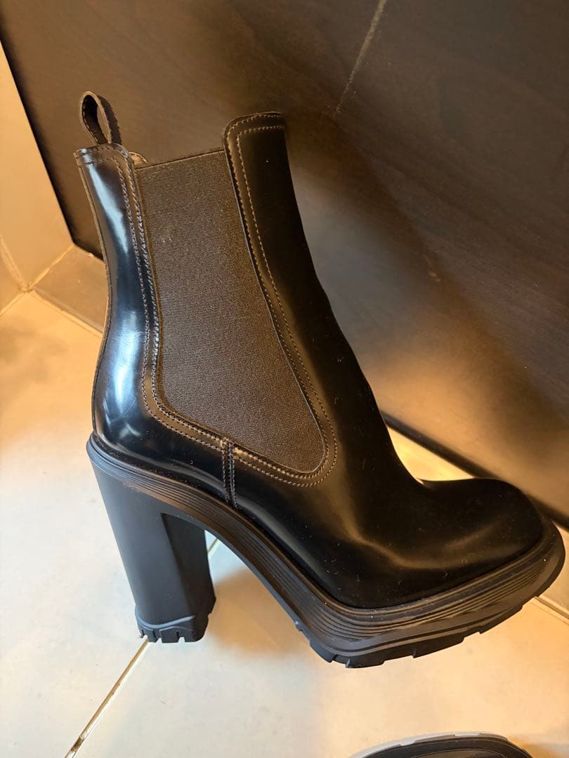 Alexander McQueen ブラックチェルシーブーツ