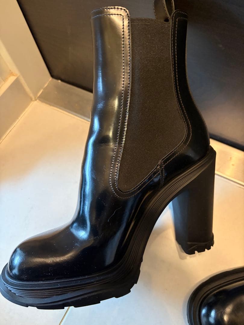 Alexander McQueen ブラックチェルシーブーツ