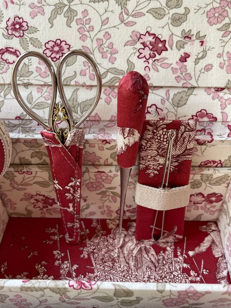 ミッキー様オーダーご依頼作品です カルトナージュ裁縫箱(大)