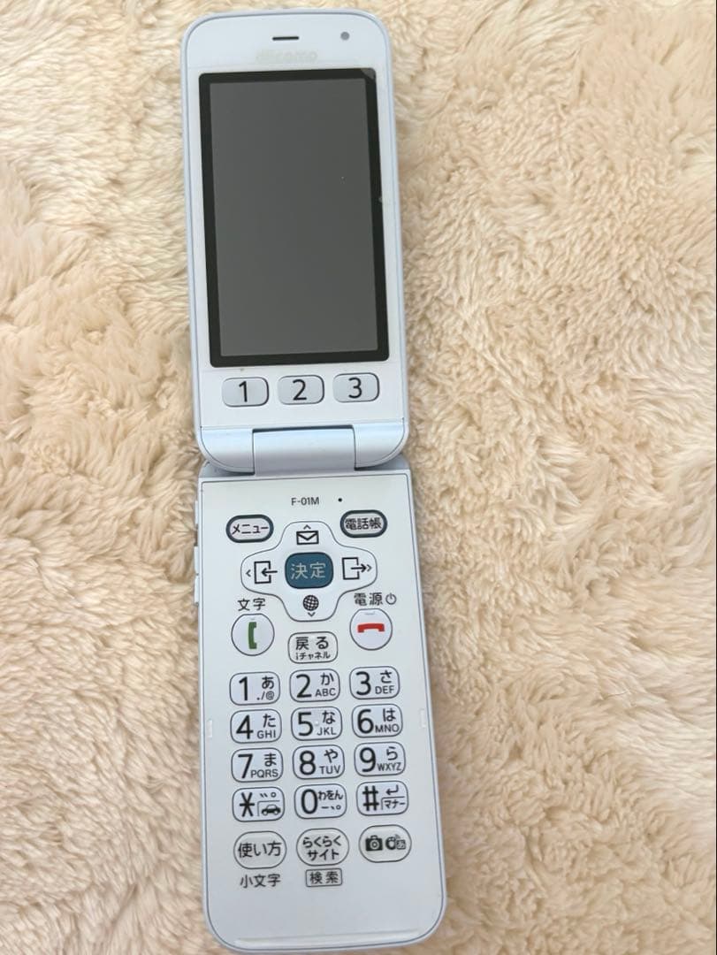 ドコモ らくらくホン Fー01M ホワイト ガラホ 折りたたみ式携帯電話 本体