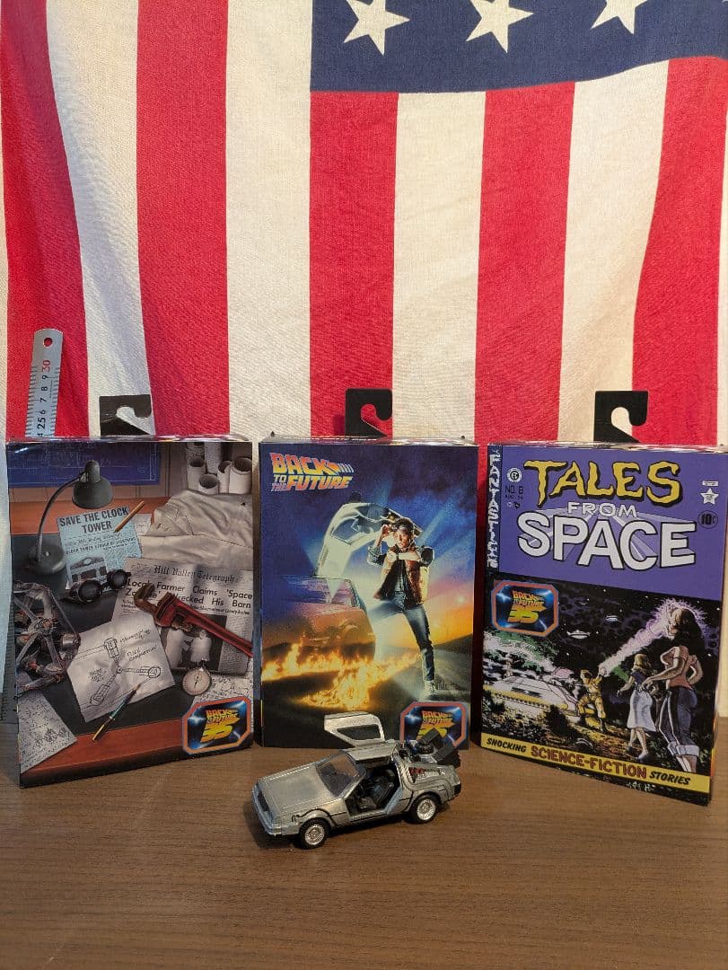 バック・トゥ・ザ・フューチャー フィギュア３対セット　デロリアン付き