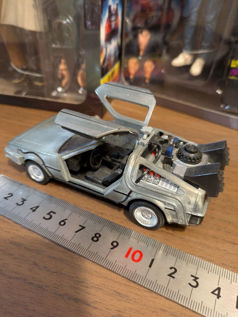 バック・トゥ・ザ・フューチャー フィギュア３対セット　デロリアン付き