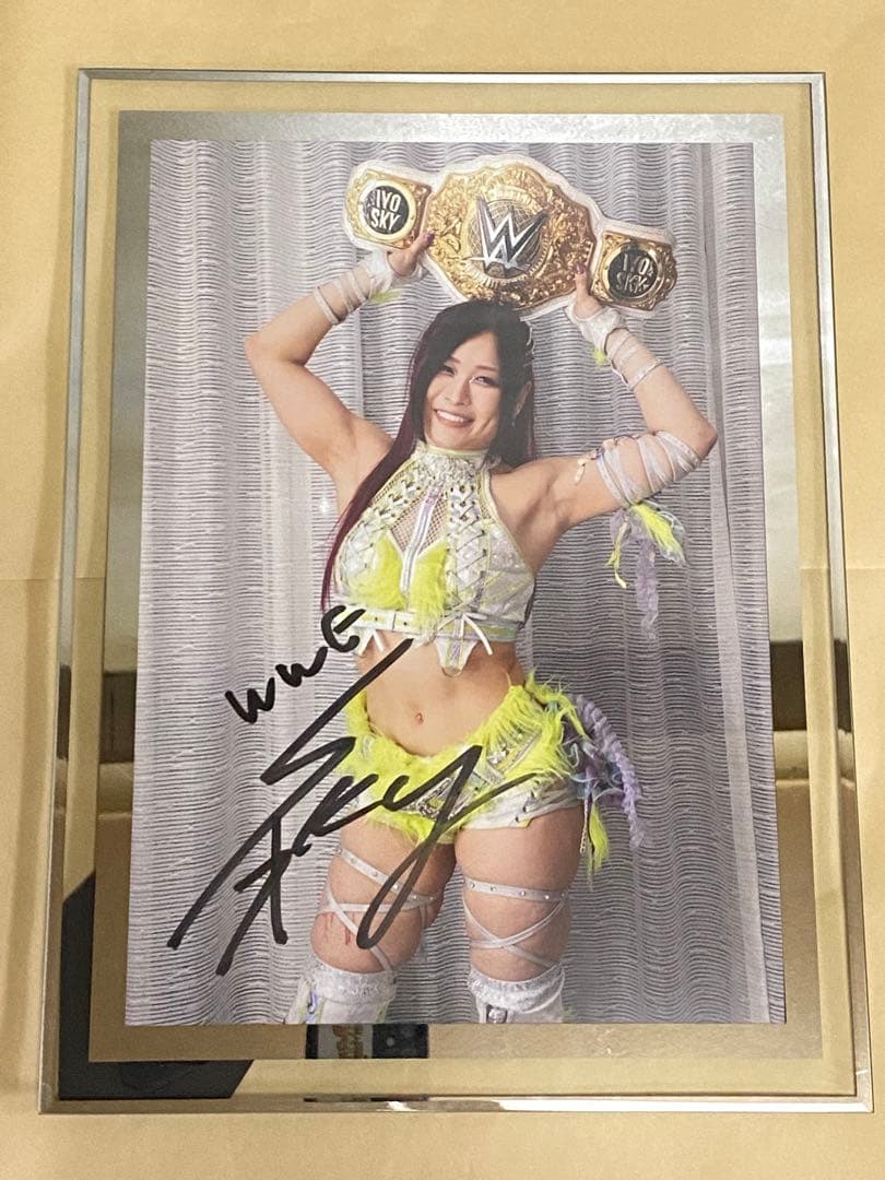 イヨ・スカイ WWE マリーゴールド サイン入りポートレート写真フレーム②