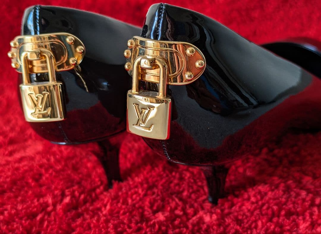 Louis Vuitton ブラックパンプス ゴールドロック付き