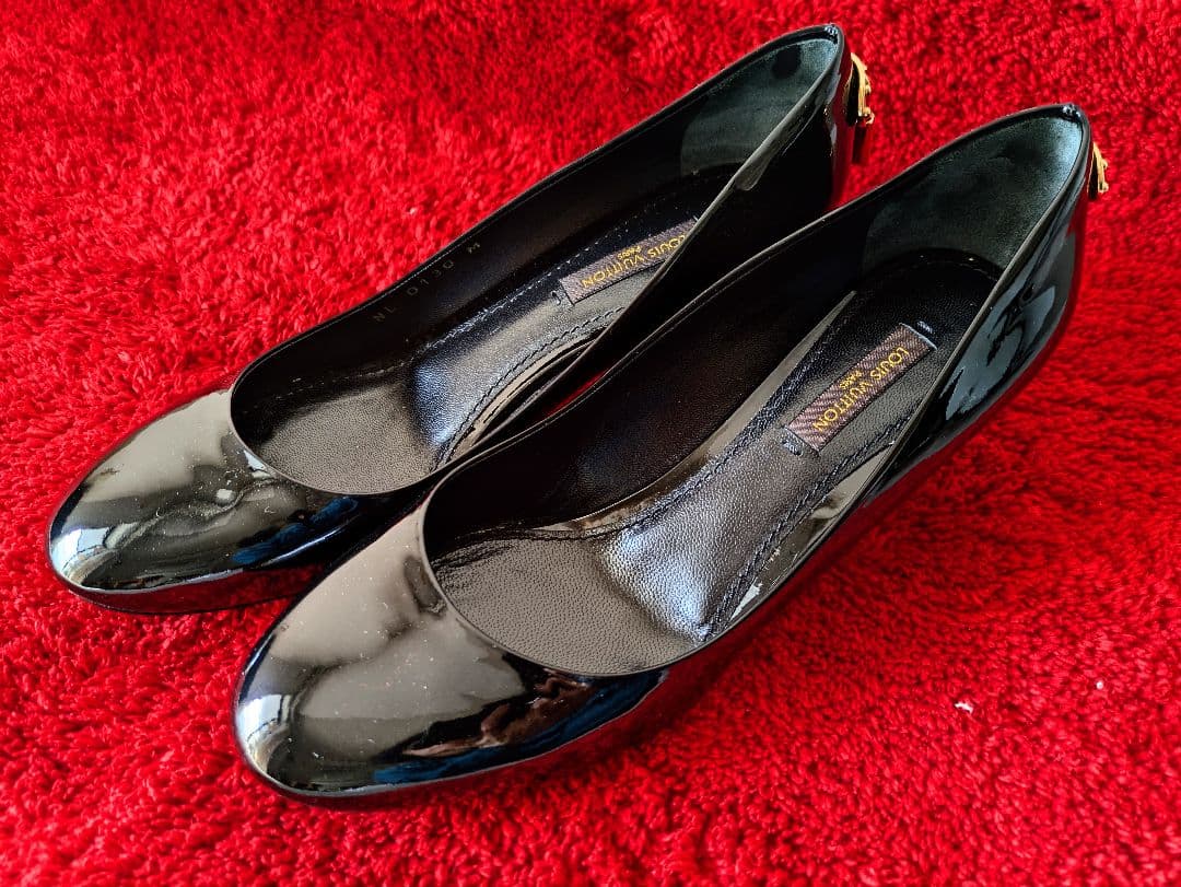 Louis Vuitton ブラックパンプス ゴールドロック付き