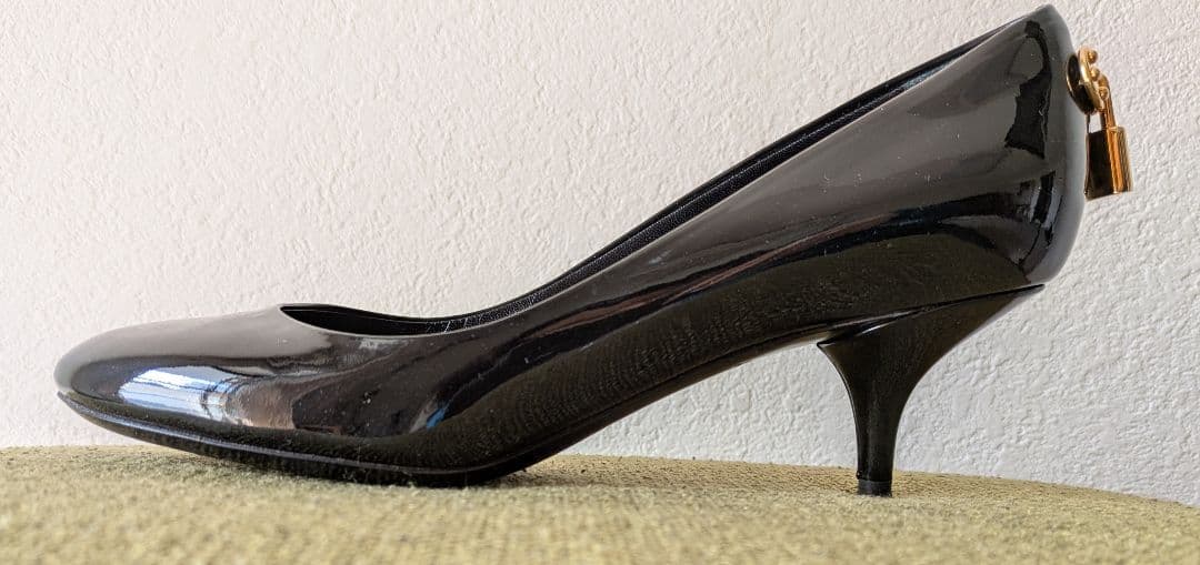 Louis Vuitton ブラックパンプス ゴールドロック付き