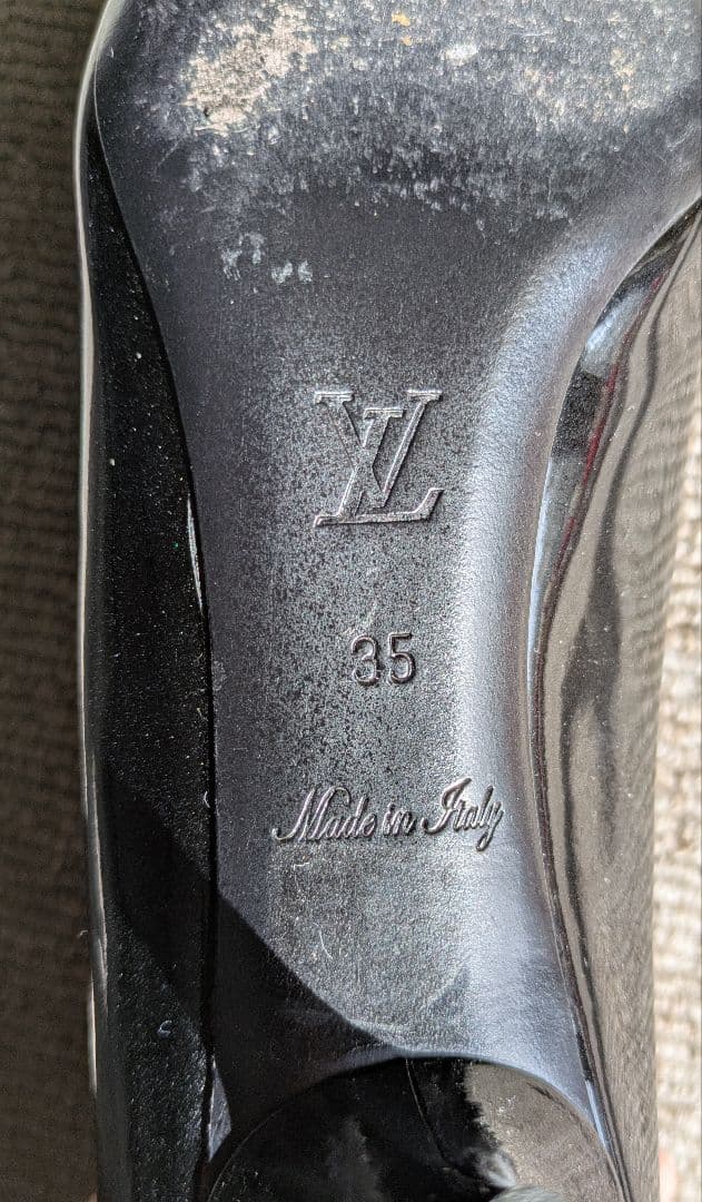 Louis Vuitton ブラックパンプス ゴールドロック付き