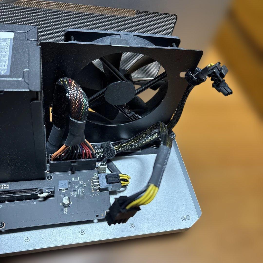 Razer Core X - Mercury White 外付けGPU