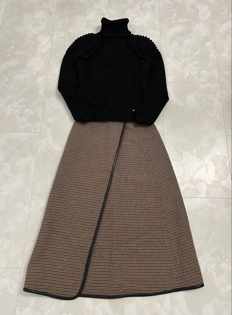 ディースクエアード 黒 メタルロゴプレート タートルネック ニット