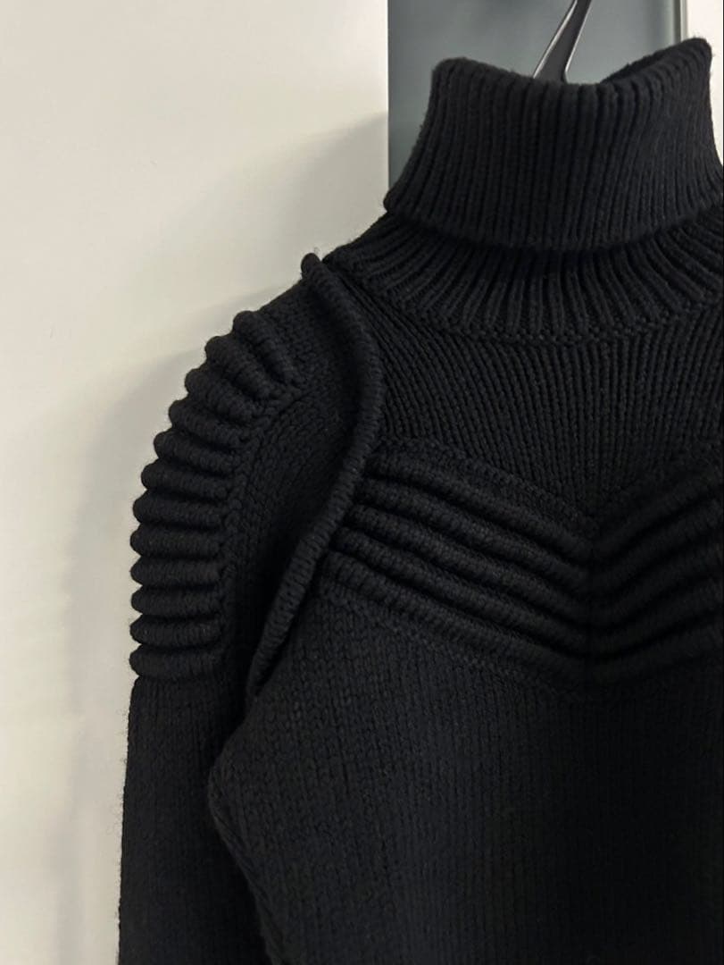 ディースクエアード 黒 メタルロゴプレート タートルネック ニット