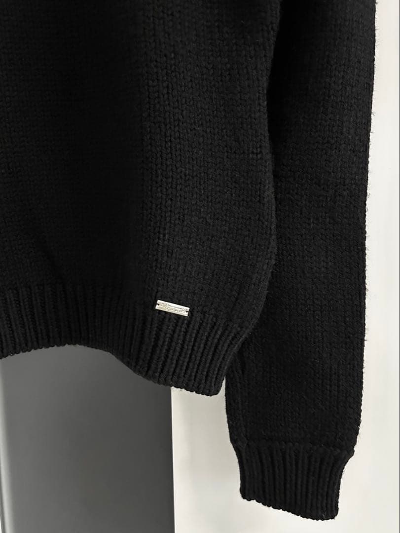ディースクエアード 黒 メタルロゴプレート タートルネック ニット