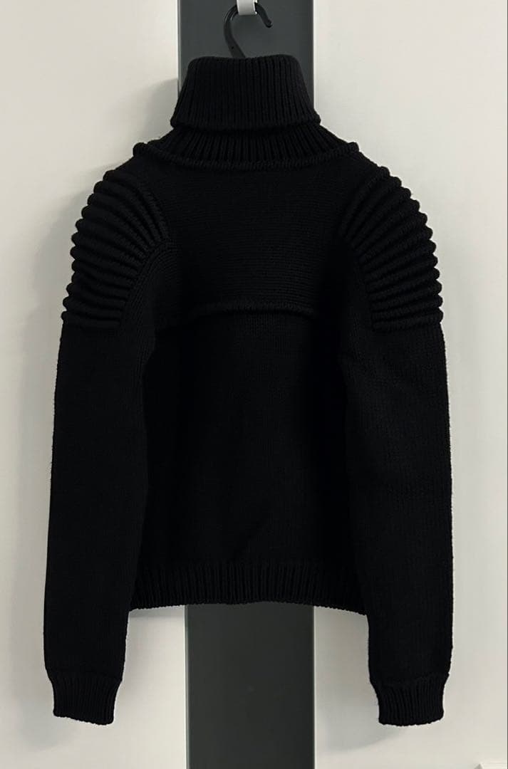 ディースクエアード 黒 メタルロゴプレート タートルネック ニット