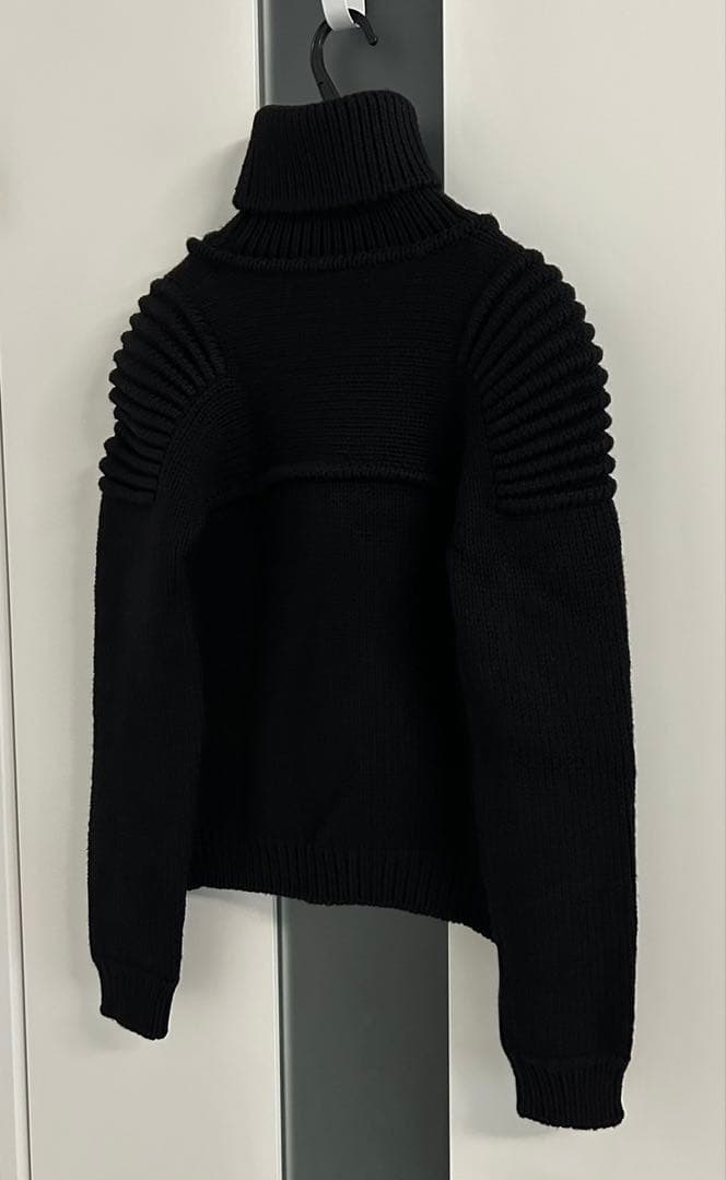 ディースクエアード 黒 メタルロゴプレート タートルネック ニット