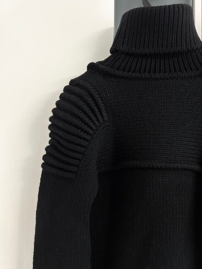 ディースクエアード 黒 メタルロゴプレート タートルネック ニット