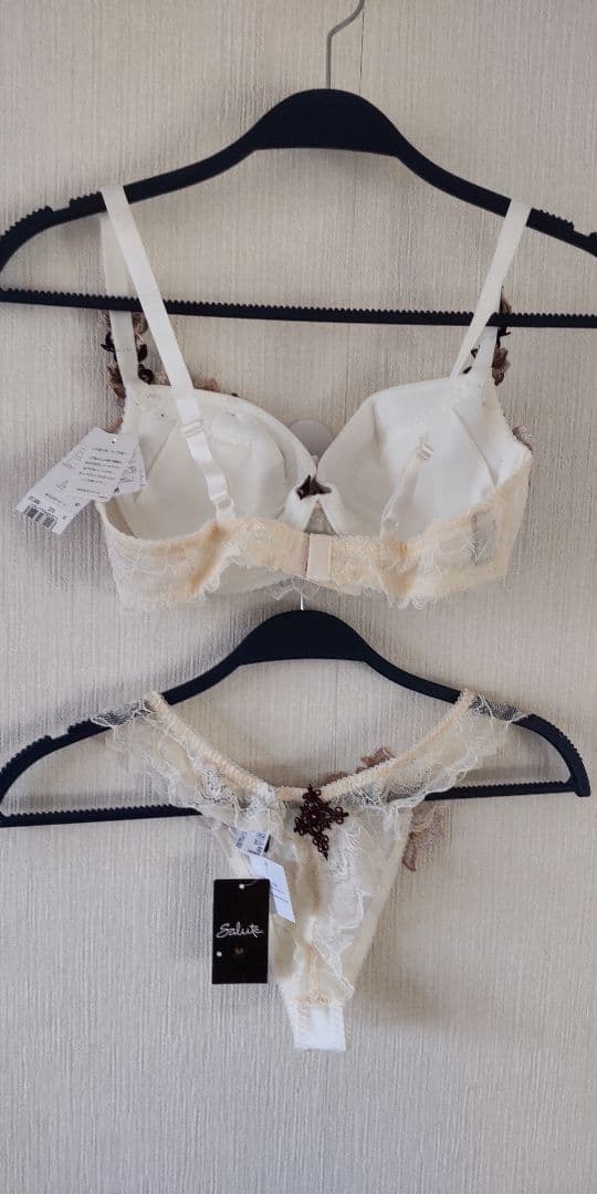 ワコール サルート 花柄刺繍 D70 ブラジャー＆ショーツセット