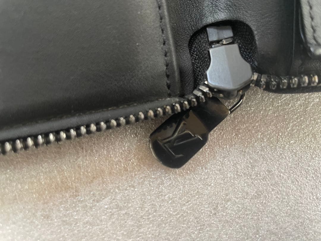 ナ*ン様 ルイヴィトン モノグラム シャドウ ジッピー ウォレット ヴェルティカ