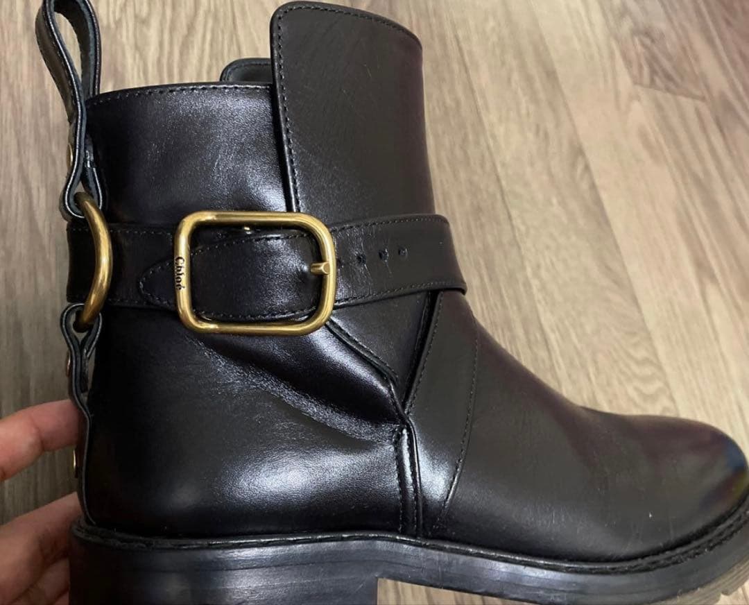 Chloe レザー クロスバックルアンクルブーツ