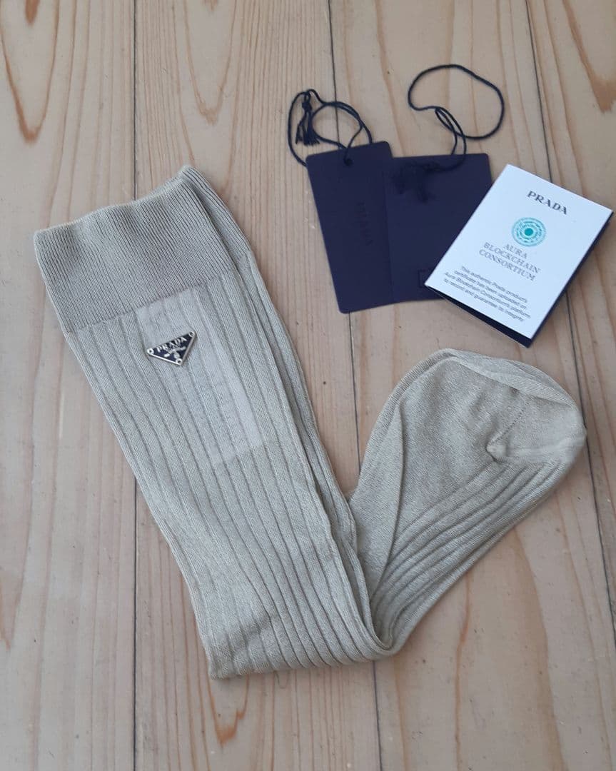 プラダ　プレートロゴ入りラメ　ソックス　ゴールド