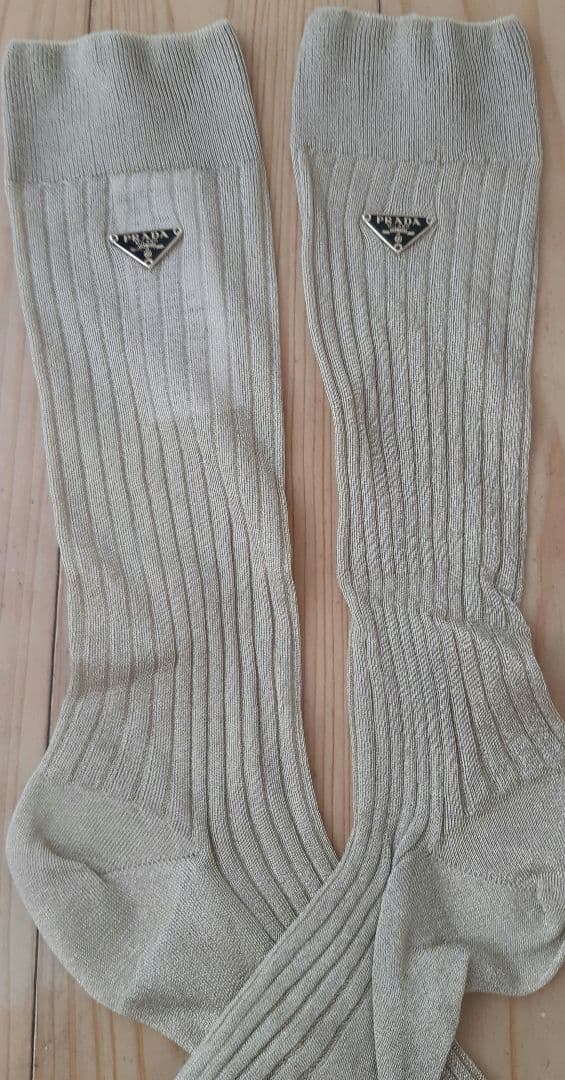 プラダ　プレートロゴ入りラメ　ソックス　ゴールド