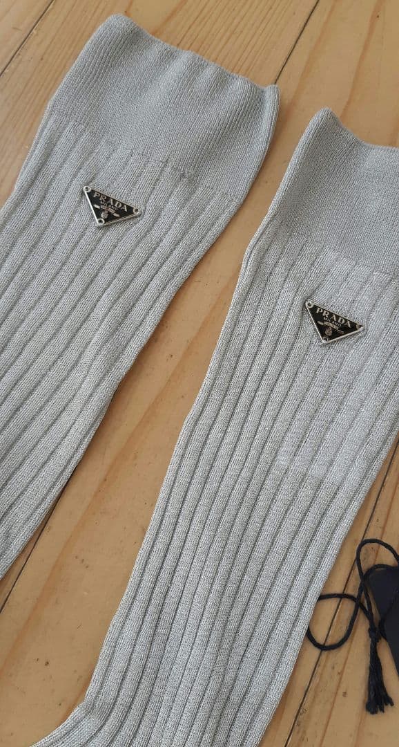 プラダ　プレートロゴ入りラメ　ソックス　ゴールド