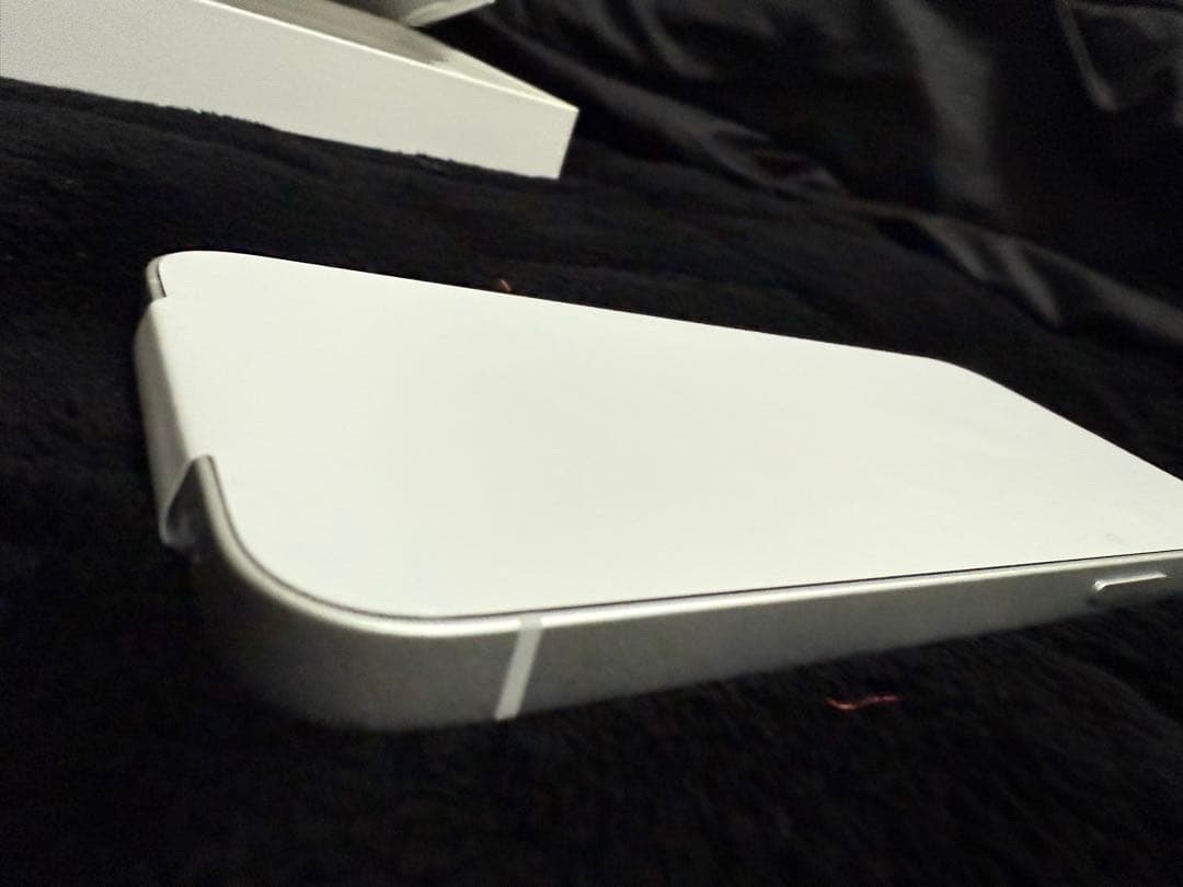 K*i様 超美品！iPhone 16e 128GB Appleストア購入品 オマ