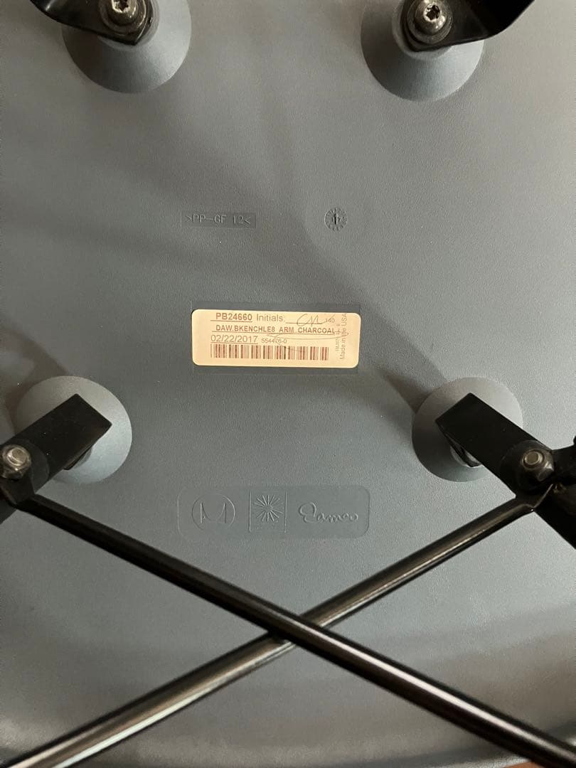 イームズプラスチックシェルアームチェア　グレー　ハーマンミラー