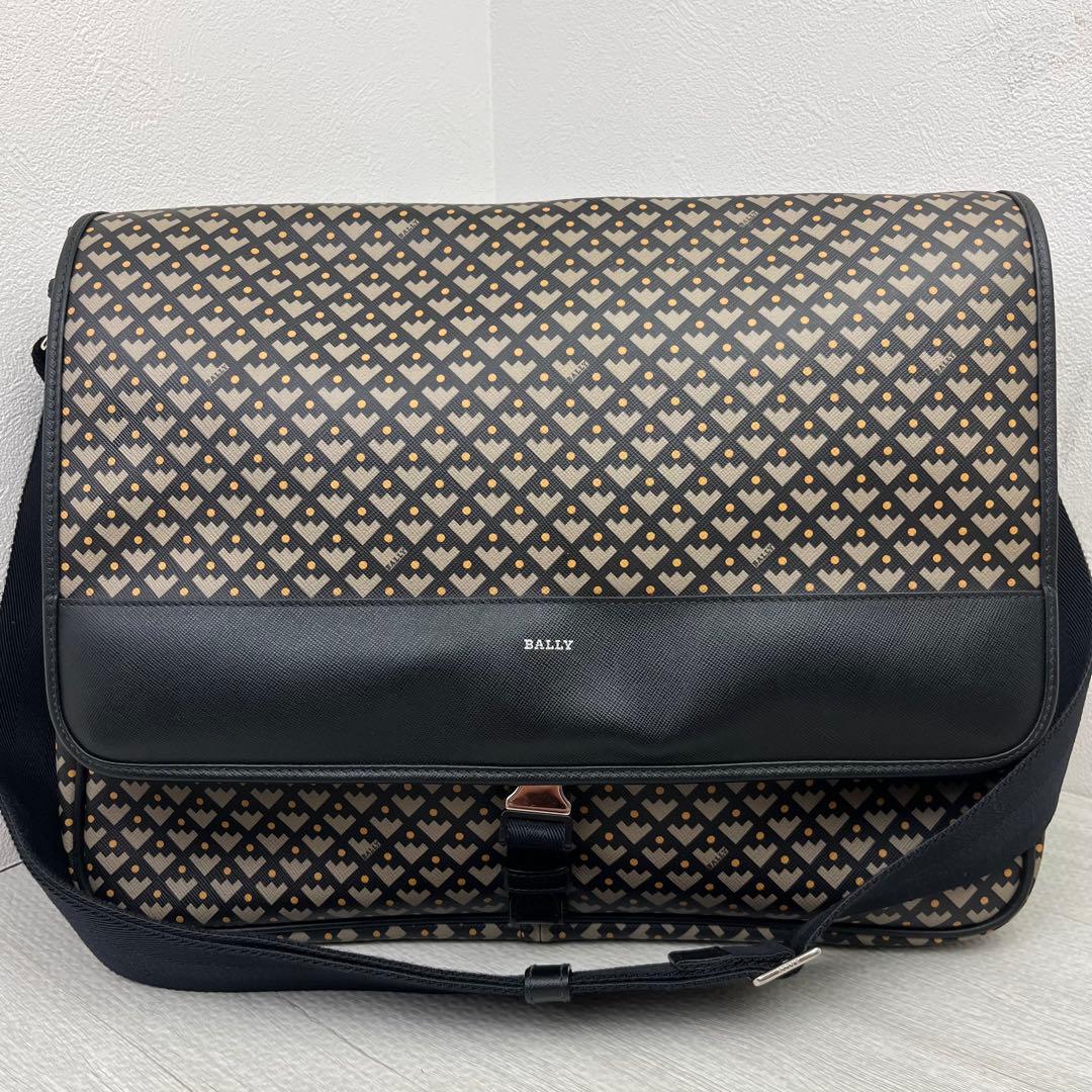 近年モデル・美品✨ BALLY バリー ショルダーバッグ メッセンジャーバッグ