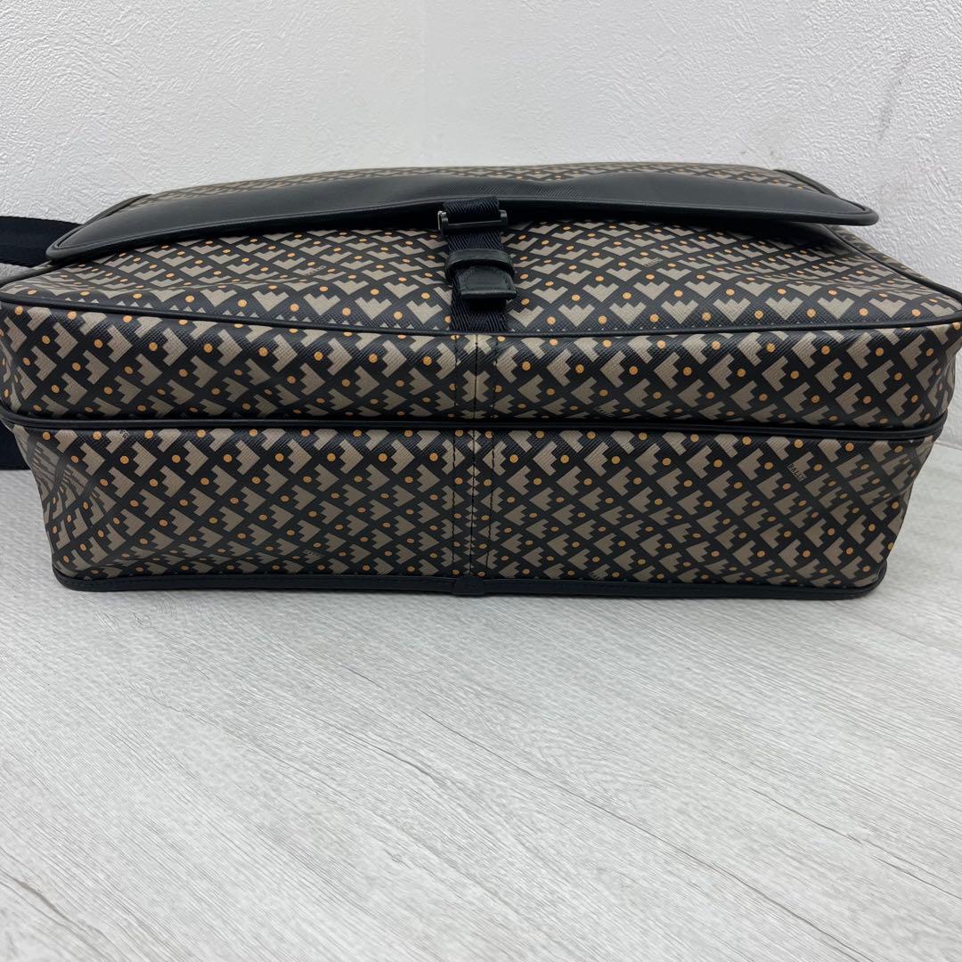 近年モデル・美品✨ BALLY バリー ショルダーバッグ メッセンジャーバッグ