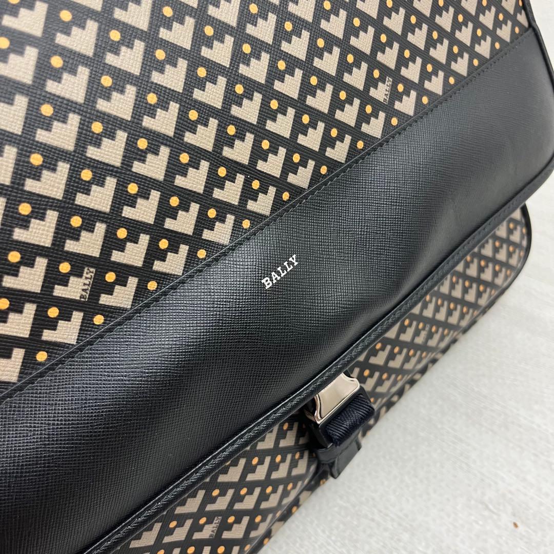 近年モデル・美品✨ BALLY バリー ショルダーバッグ メッセンジャーバッグ