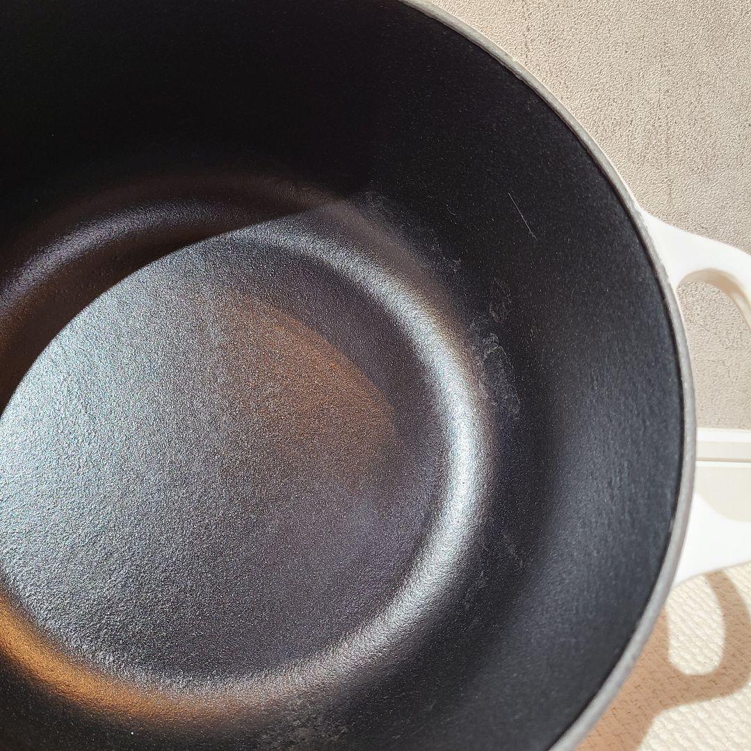 ルクルーゼ　ココットロンド　20cm　レースレリーフ　コットン 　カッパーツマミ