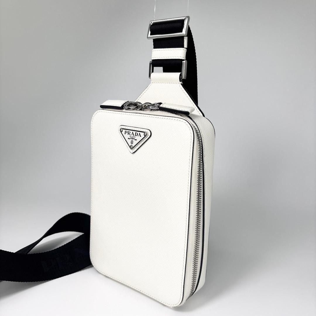 未使用 プラダ ショルダーバッグ メンズ ホワイト レザー トライアングルロゴ