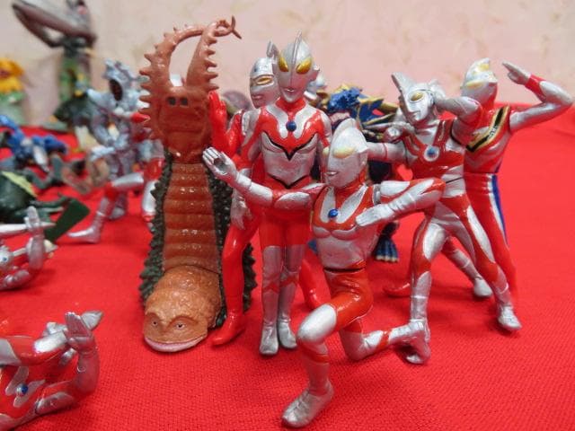 ア*ア様 8ee1411 大量!! ウルトラマン ソフビ フィギュア 75体以上