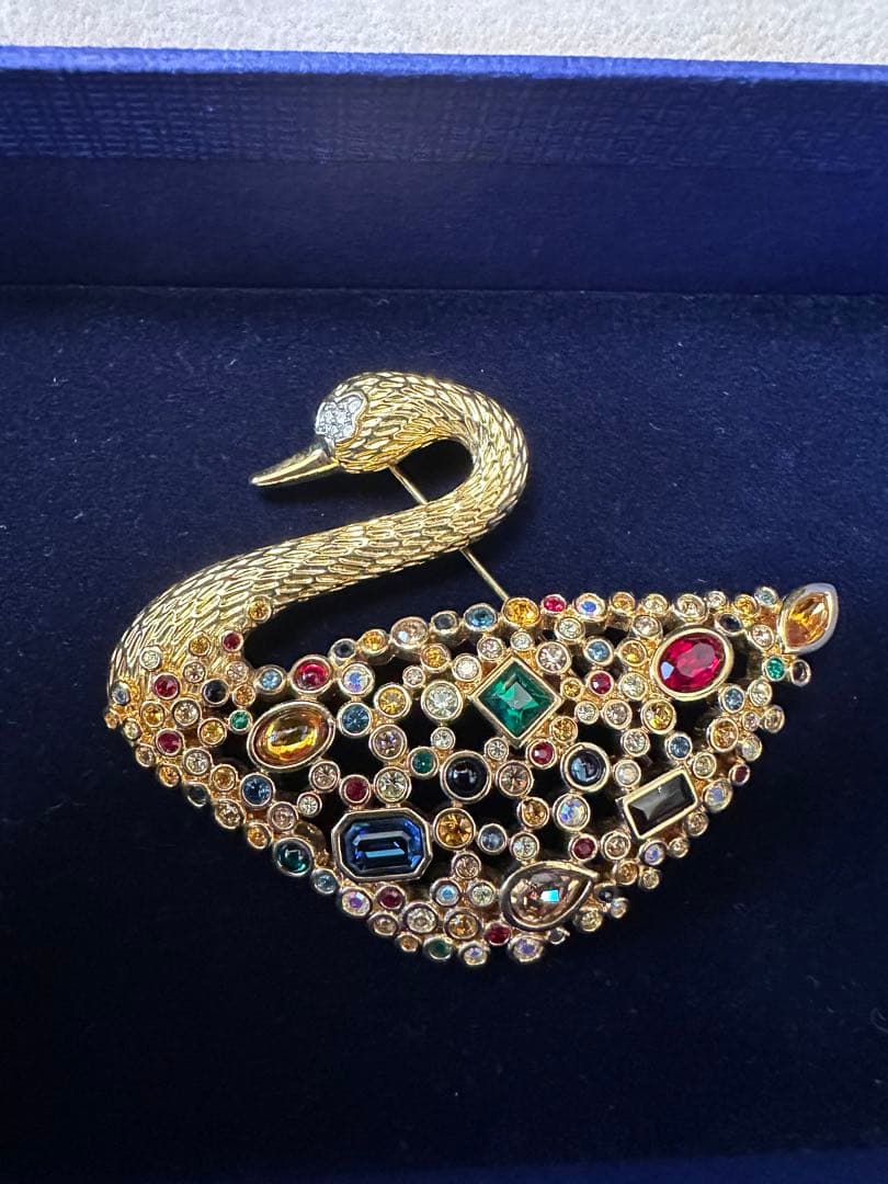 希少　SCS スワロフスキー　スワンブローチ　マルチカラー　ゴールドトーン美品