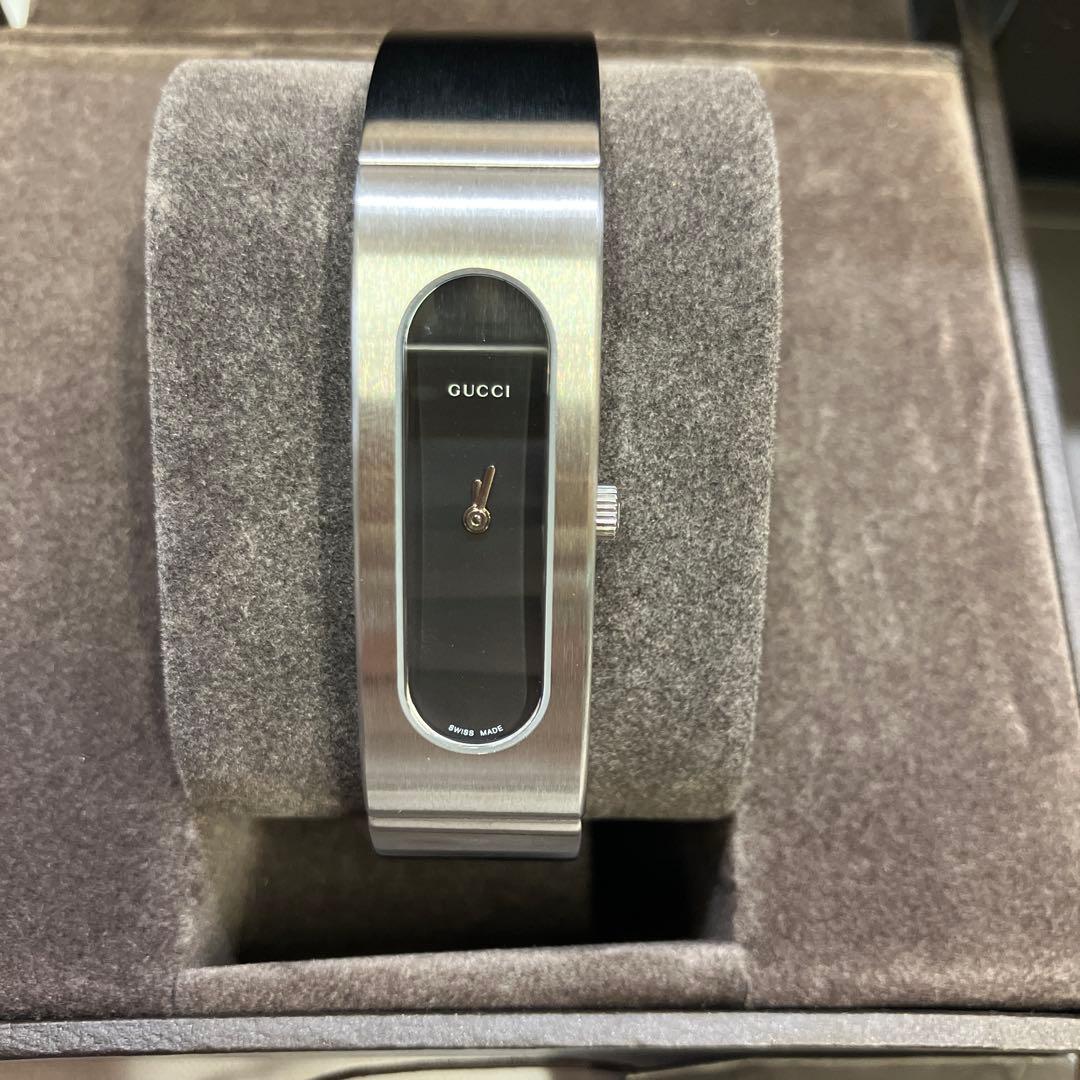 GUCCI 2400S シルバーバングル　文字盤ブラック　箱　カード　タグ付