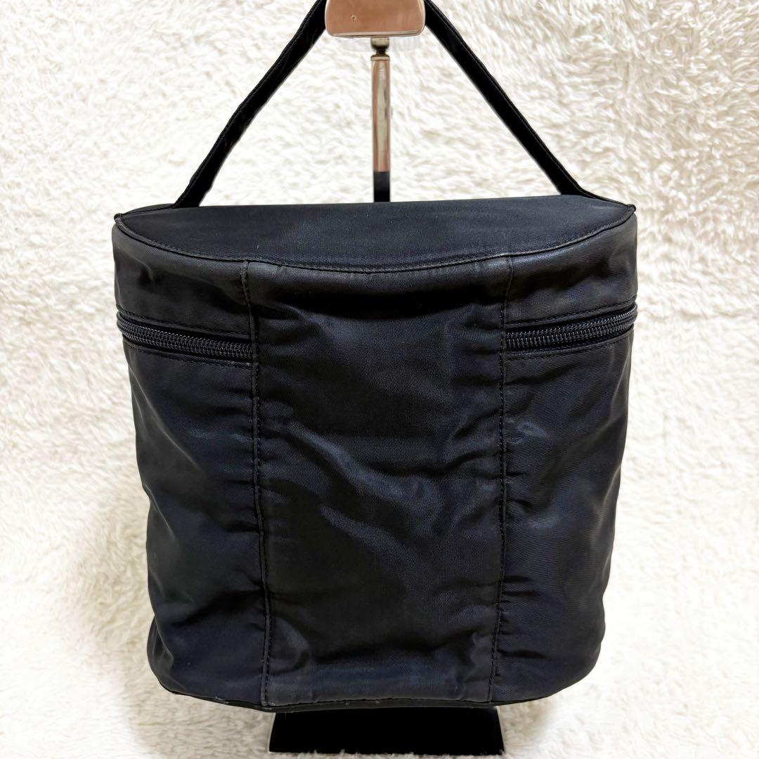 プラダ ポーチ　バニティ　ハンドバッグ　黒　三角プレート　ナイロン