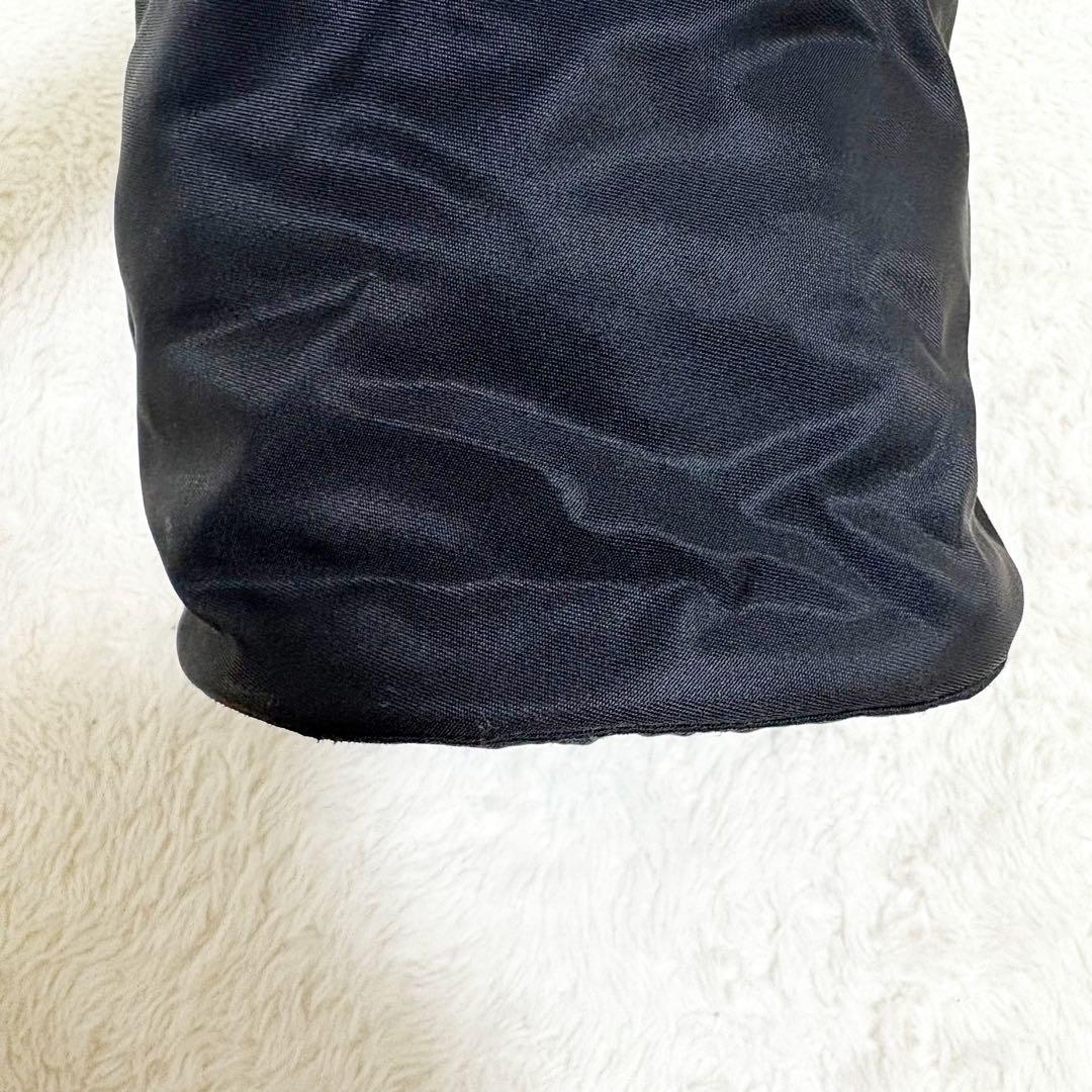 プラダ ポーチ　バニティ　ハンドバッグ　黒　三角プレート　ナイロン