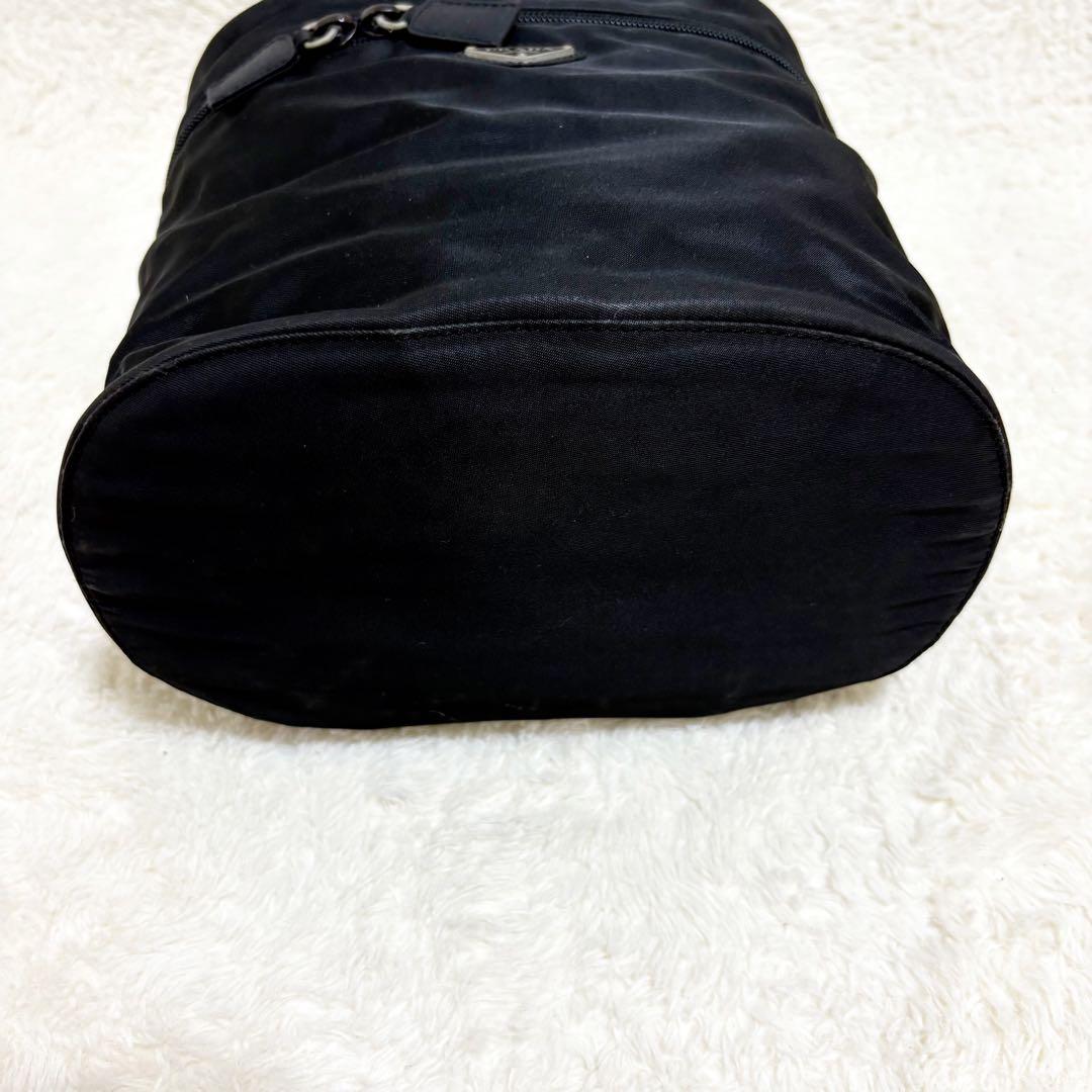 プラダ ポーチ　バニティ　ハンドバッグ　黒　三角プレート　ナイロン