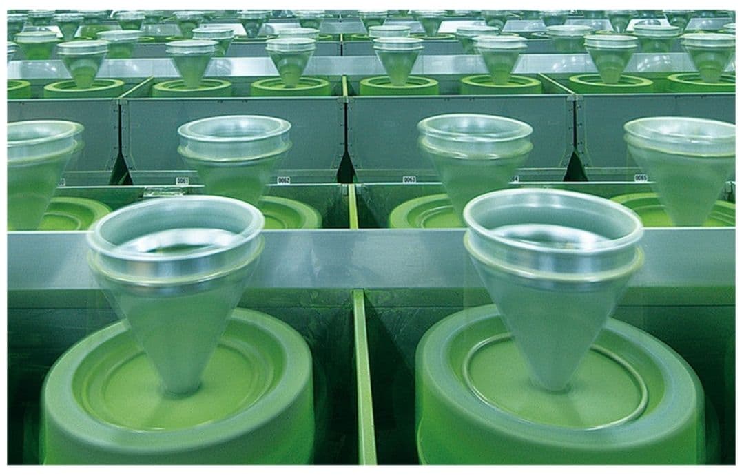 山政小山園　宇治抹茶　槇の白(まきのしろ)３００ｇ缶　特選茶筅百本立２個