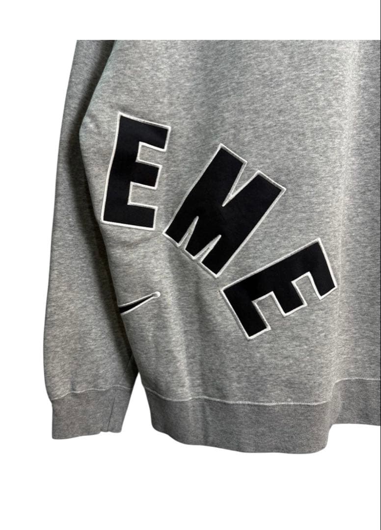 supremeとNIKEコラボスエット