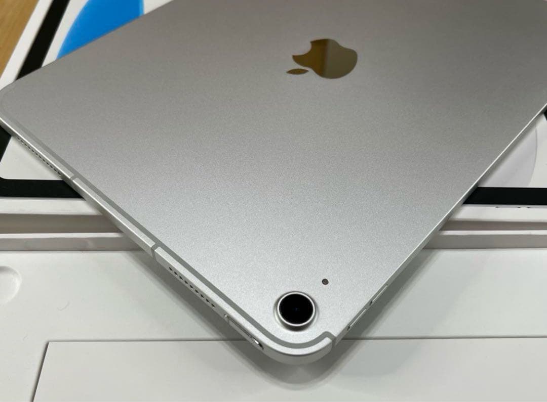 【超美品】Ipad第10世代Simモデルキーボードとカバー付き