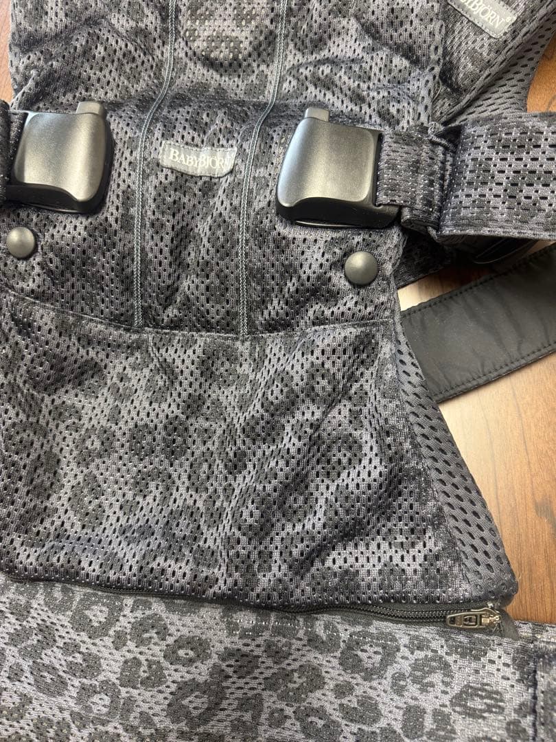 ベビービョルン 抱っこ紐 ワンカイエアー ONE KAI Air レオパード