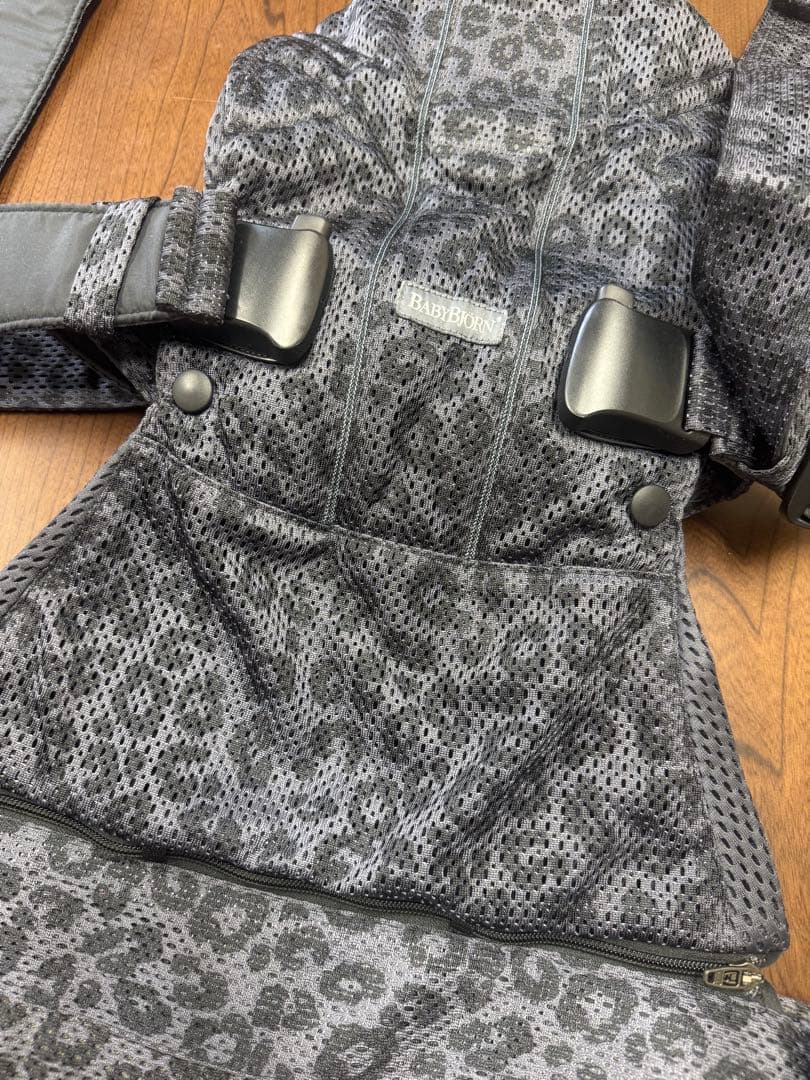 ベビービョルン 抱っこ紐 ワンカイエアー ONE KAI Air レオパード
